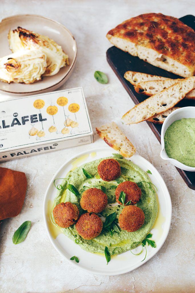 receita de falafel com molho verde vegan de caju, couve grelhada e focaccia